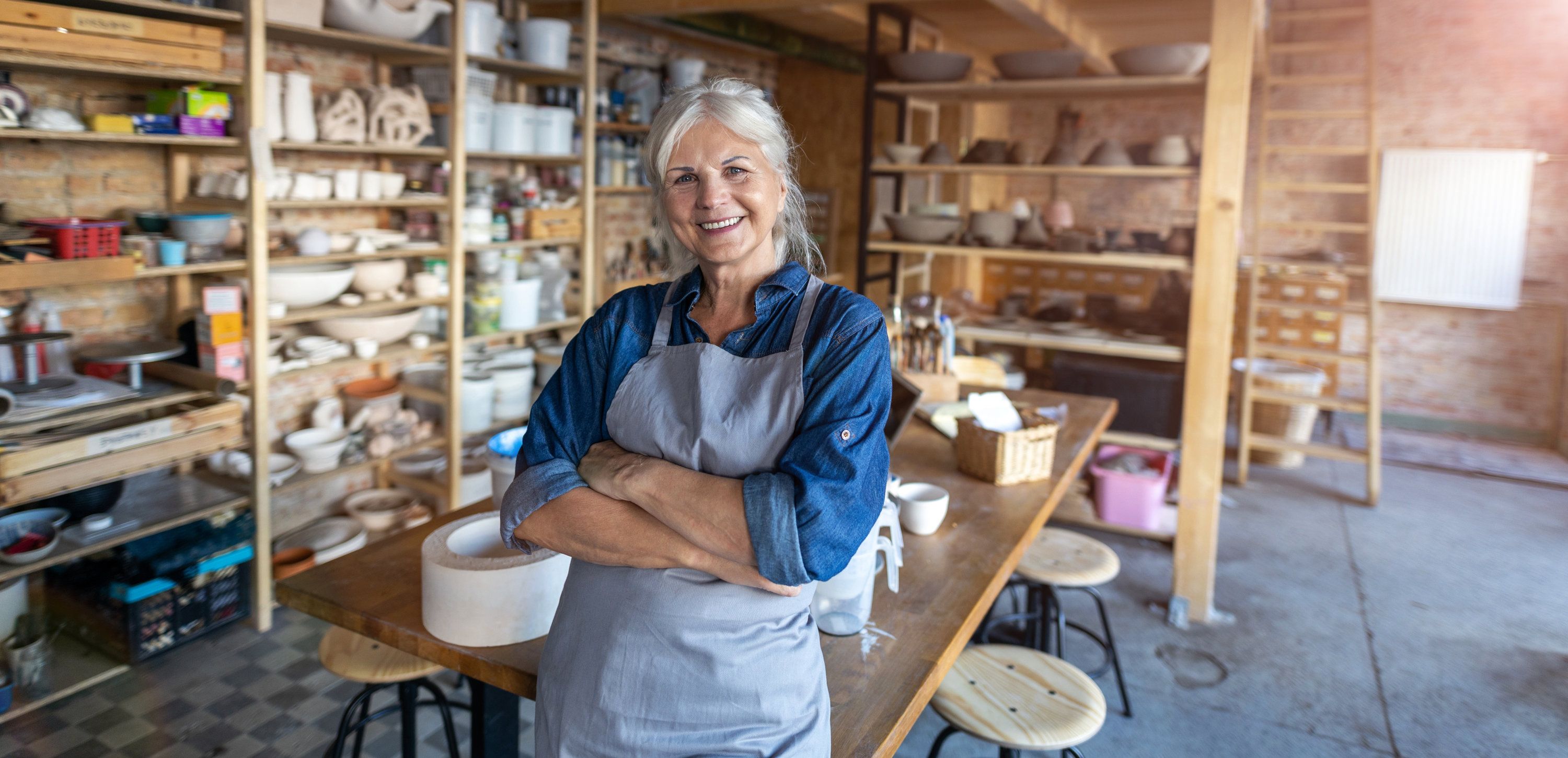 Frau mittleren Alters im Töpferatelier.